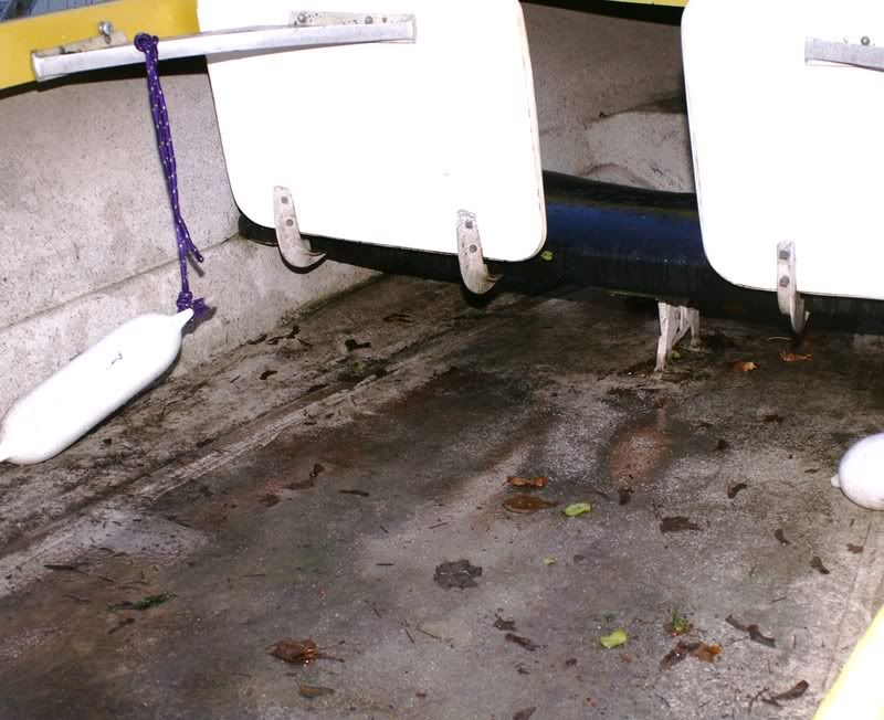 Floorbetweenfrontandrearseats.jpg