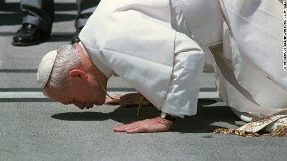 Pope_Kissing_Tarmac.jpg