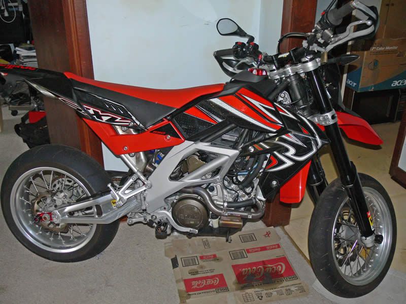 Aprilia_SXV550_In_Hall_2_19_9_2011.jpg