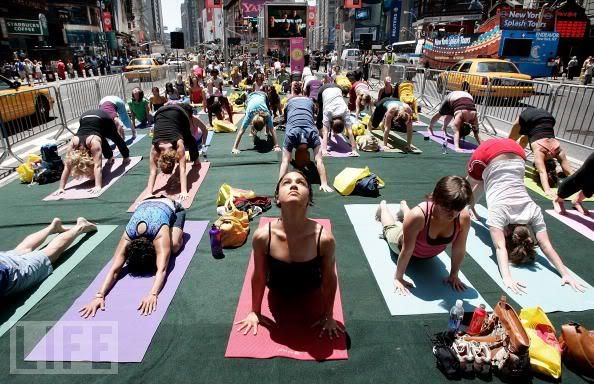 Summer solstice yoga in Times Square 2010 | metropolitan observer